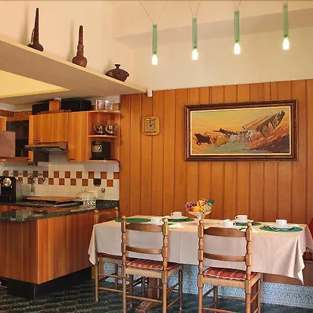 Alojamento de Acomodação e Pequeno-almoço Mirella 4*
