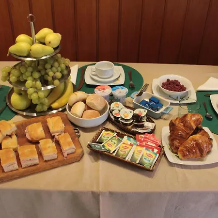 לינה וארוחת בוקר Mirella 4*